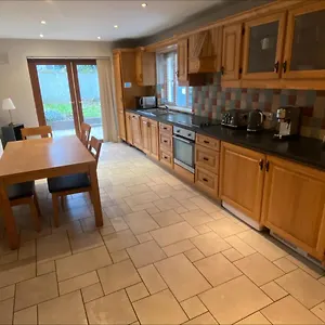 Cosy 4 Bedroom House With Rear Garden Patio Holiday home